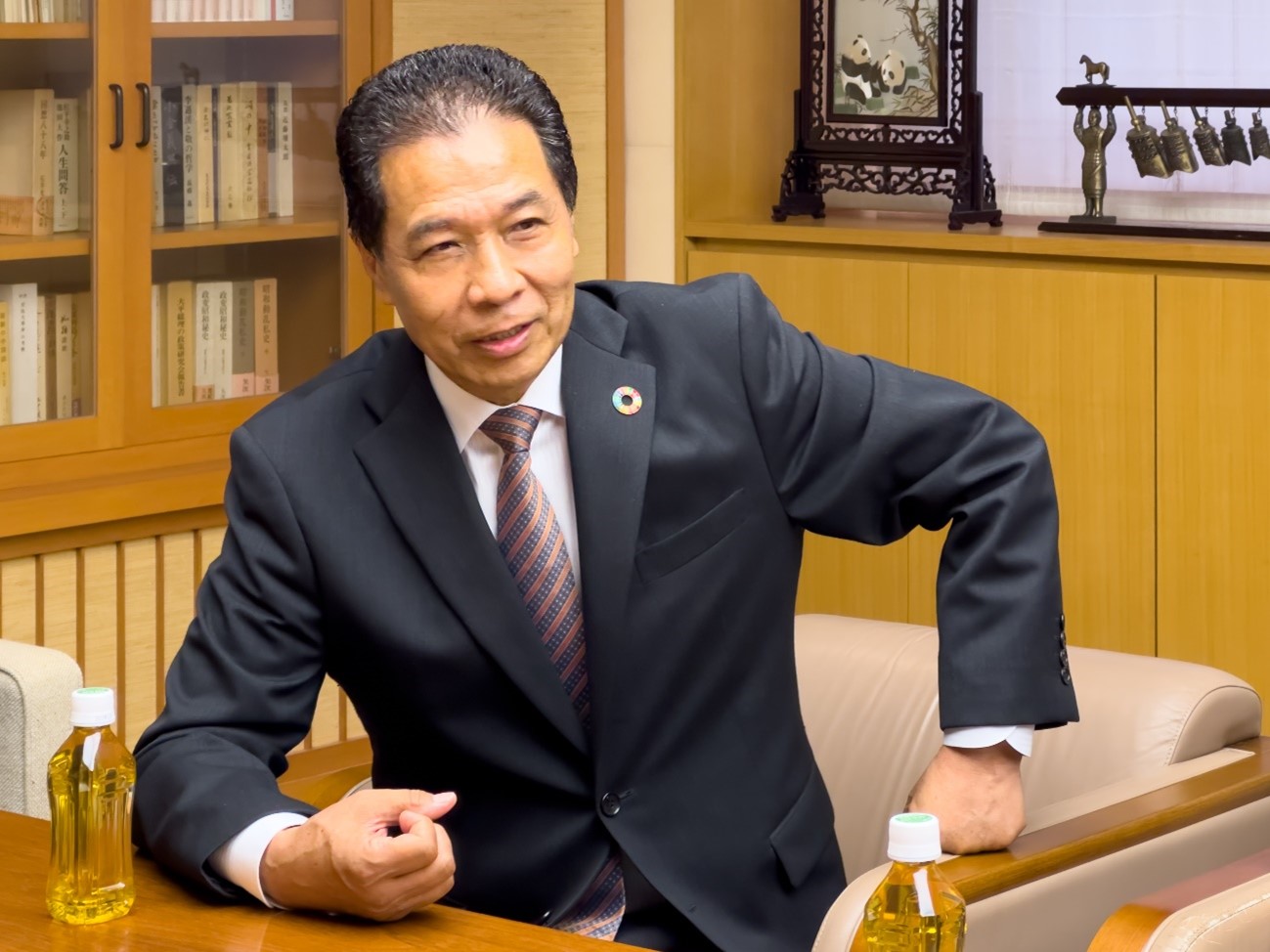 人, 男, テーブル, 屋内 が含まれている画像自動的に生成された説明