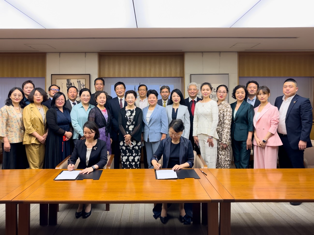 会議室に集まる人々自動的に生成された説明