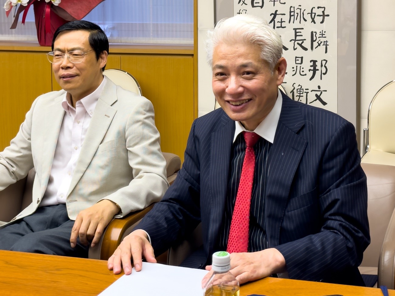 人, 屋内, 男, テーブル が含まれている画像自動的に生成された説明
