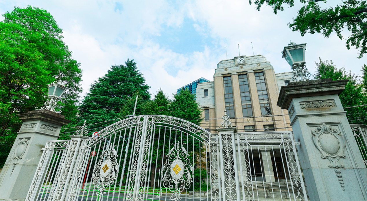 屋外, 建物, グリーン, 座る が含まれている画像自動的に生成された説明