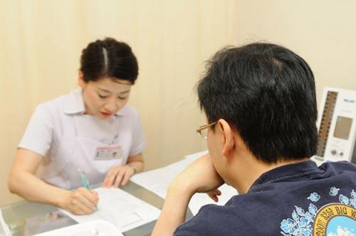 体检前，另一位医护人员为做了详细的问诊，以初步了解客人是否适合做这个体检。