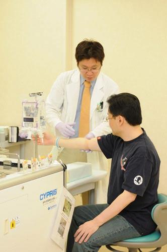 血样通过了，医生为做静脉注射检查用药剂(FDG)。(为产生正电子，注射似葡萄糖的检查用药剂。)