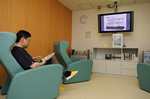 检查后，客人被安排到一个六人休闲室静待30分钟，以便在这段时间内药剂中的伽马射线将完全排走。休息后，即可恢复正常生活。由于体检前要求空腹，检查后，体检中心还特地安排了精美的茶点。