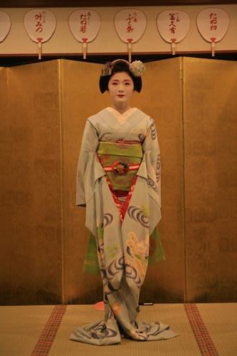 日本艺妓开始表演