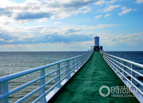 部濑名海中公园里的“海中瞭望塔”，而非为登高望远而设，你需要沿着螺旋形阶梯下行，透过蓝色玻璃窗可以看到鲽鱼和小丑鱼等漫游海中。