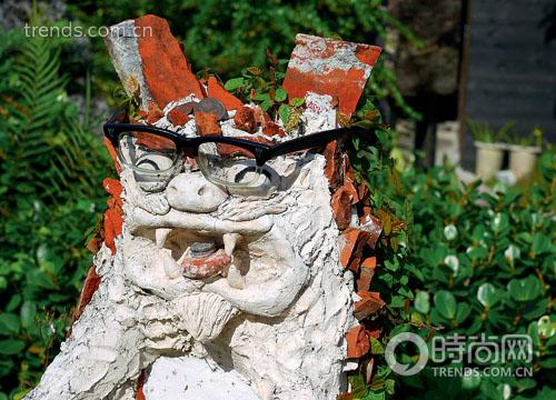 民宿餐馆“大家”门口的琉球狮，被主人打扮后酷感十足，惹得来往的食客争相拍照