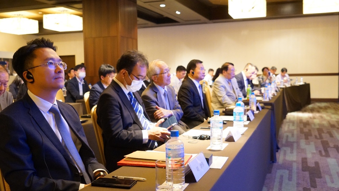 会議室で立っている男性自動的に生成された説明