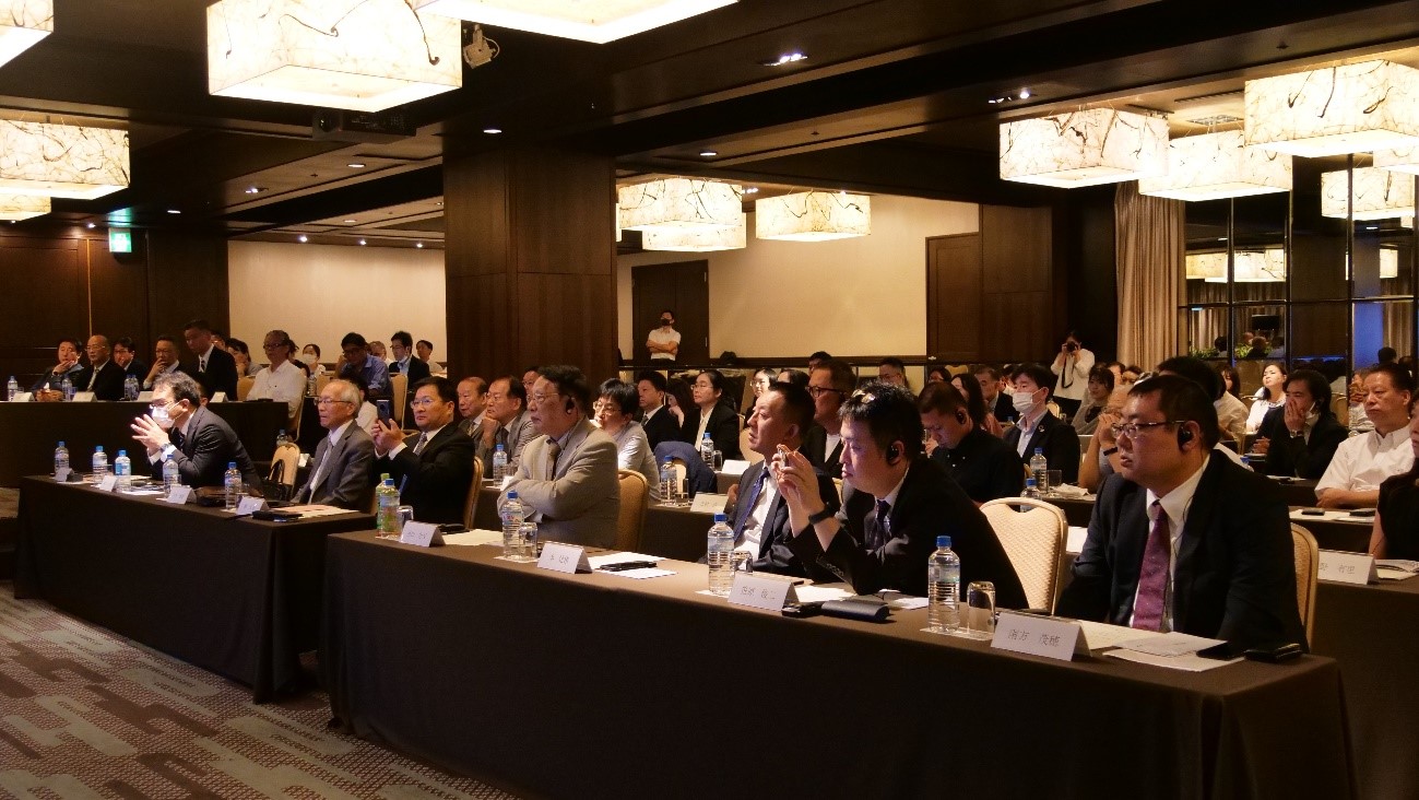 屋内, 人, テーブル, 天井 が含まれている画像自動的に生成された説明