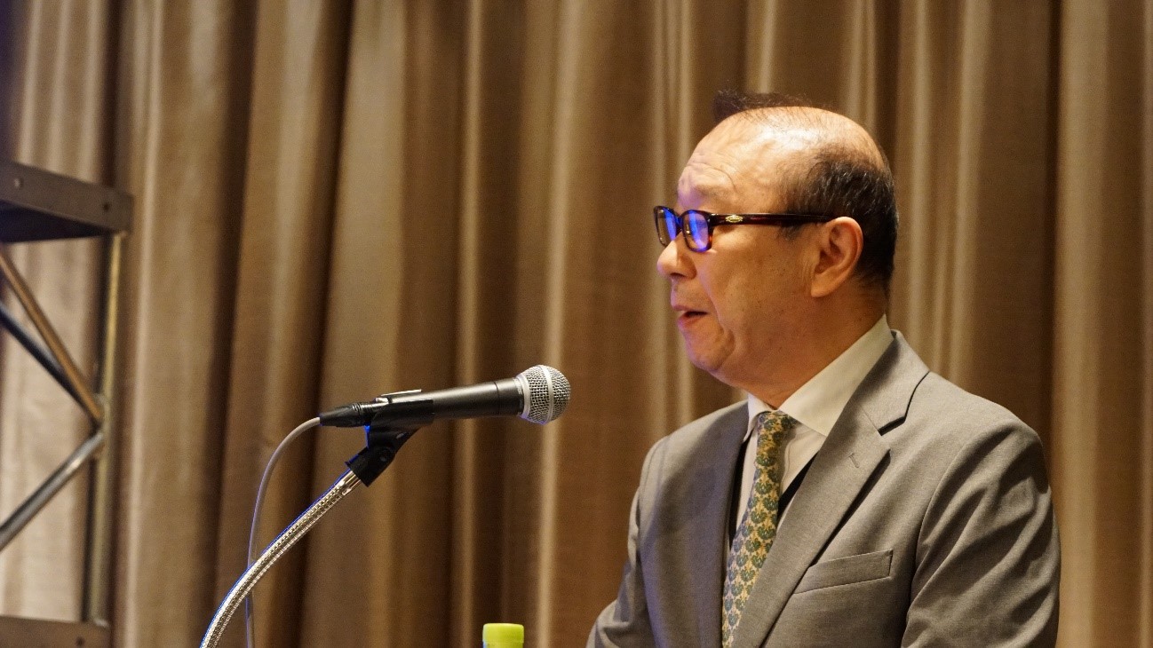 人, 男, カーテン, 屋内 が含まれている画像自動的に生成された説明