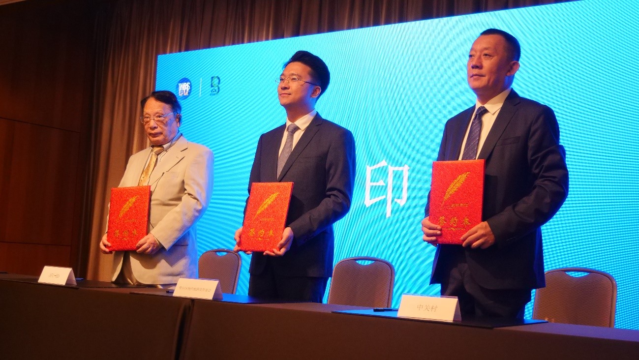 人, 屋内, 男, 立つ が含まれている画像自動的に生成された説明