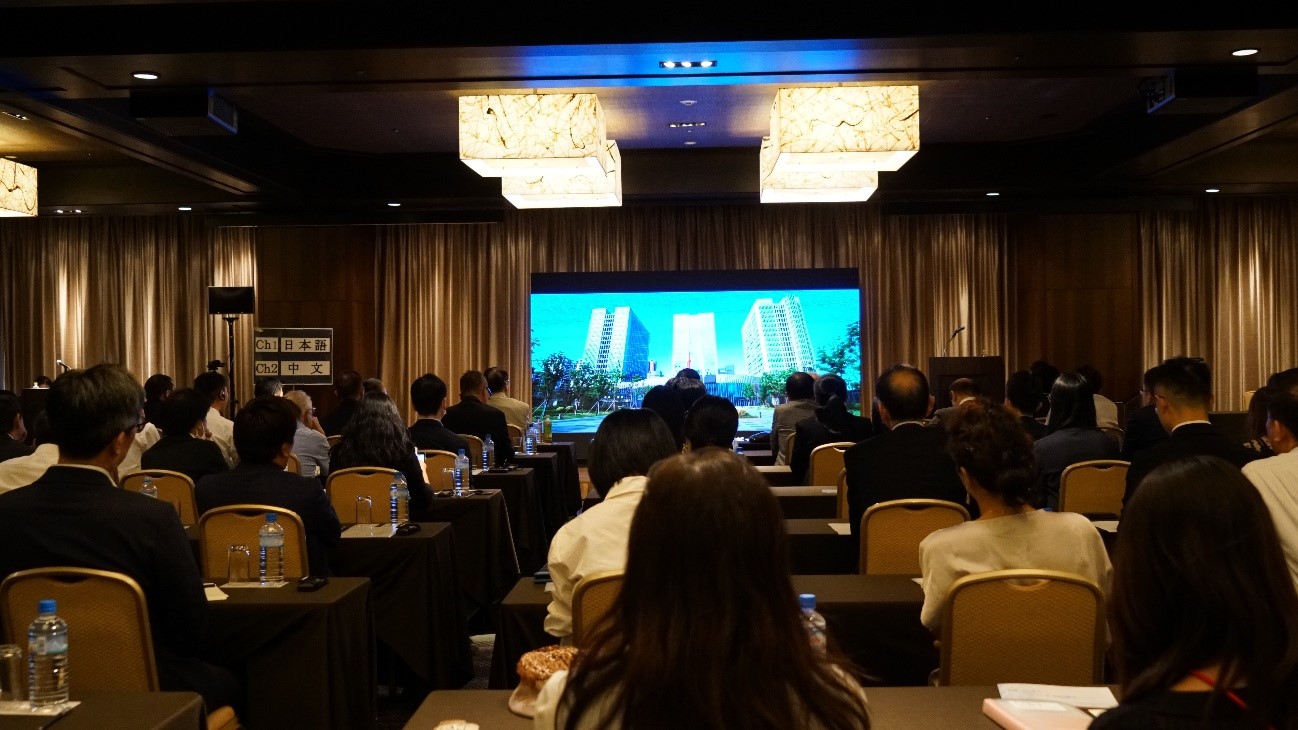 レストランのブースに座っている人たち低い精度で自動的に生成された説明